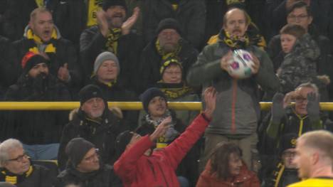 Weil ein Anhänger von Borussia Dortmund das Spiel schnell macht, erzielt Dortmund nur Sekunden später das 3:2. Von seinem Kollegen wird er dafür gefeiert.