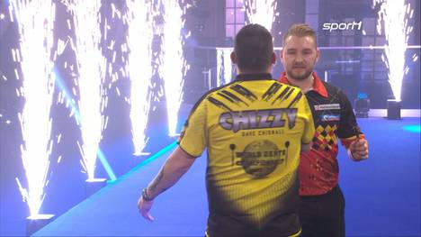 Die Partie zwischen Dave Chisnall und Dimitri Van den Bergh ist auf aller höchstem Niveau. Zwischenzeitlich steuern beide sogar einen Average-Rekord an. 
