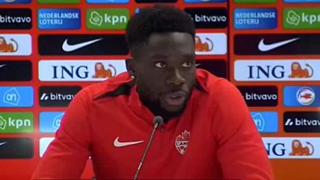 Alphonso Davies steht wenig überraschend im Aufgebot der kanadischen Nationalmannschaft. Der Bayern-Star schwärmt vom Trainer.