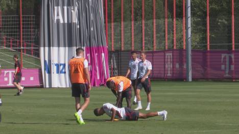 Sadio Mané foppt Jamal Musiala in seinem ersten Bayern-Training. Eine Szene, die sinnbildlich für den ersten Auftritt des neuen Superstars steht.