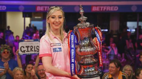 Freudige Überraschung für Fallon Sherrock. Die "Queen of the Palace“ darf nun doch an der Darts-WM 2022 im Ally Pally teilnehmen.