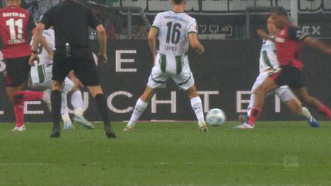 Zum Bundesliga-Start sind auch die strittigen VAR-Überprüfungen zurück. In Gladbach und Augsburg sind die Fans fassungslos.