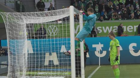 In der Partie zwischen dem VfL Wolfsburg und Eintracht Frankfurt kommt es zu einer kuriosen Spielunterbrechung. Eintracht Torhüter Kevin Trapp löst das Problem und hängt sich an die Torlatte. 