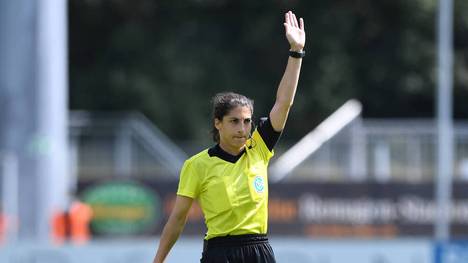 Erstmals im deutschen Profi-Fußball wird ein Spiel von einem komplett weiblichen Schiedsrichtergespann geleitet. 