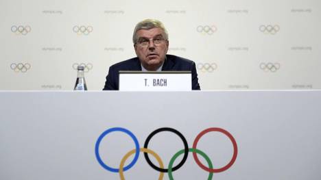 Präsident Thomas Bach verteidigt das Vorgehen des IOC bei der Verschiebung der Olympischen Spiele in Tokio und wehrt sich gegen Kritik. 