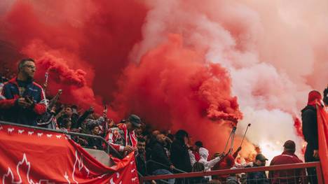 Fußball-Bundesligist 1. FC Köln soll wegen des Abbrennens von Pyrotechnik beim Derby gegen Borussia Mönchengladbach 595.000 Euro bezahlen.