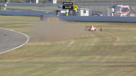 Nach einem starken Zweikampf landet Sebastian Montoya im Kiesbett. Der Formel-4-Fahrer scheidet aus dem Rennen aus.