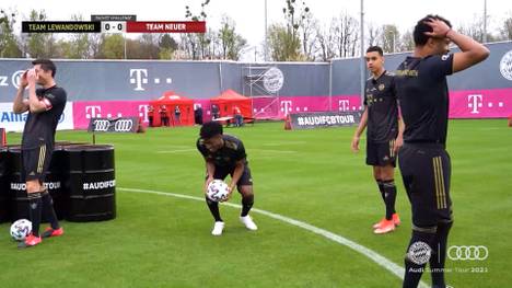 Bayerns Supertalent Jamal Musiala hat die Regeln bei der Bucket Challenge wohl nicht ganz verstanden. Die Kollegen nehmen den Youngster ordentlich auf die Schippe.