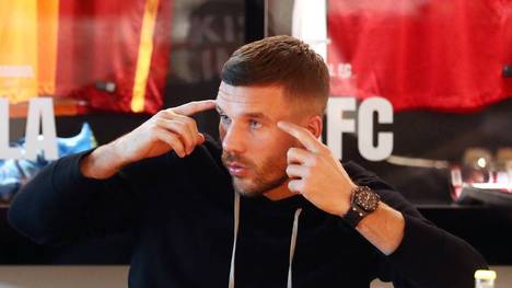 Lukas Podolski geht nach dem EM-Aus der deutschen Nationalmannschaft hart mit dem Team ins Gericht. 