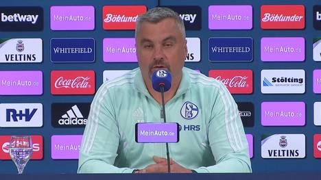 Thomas Reis spricht auf der Pressekonferenz vor dem Spiel vom FC Schalke 04 bei RB Leipzig über mögliches Schonen von Spielern beim Gegner.
