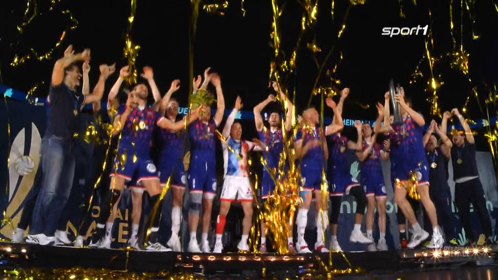 Ein ganz besonderer Moment: Die United Volleys Frankfurt feiern den DVV-Pokalsieg und damit den ersten Titel der Vereinsgeschichte. Die Highlights des Endspiels gegen KW-Bestensee.