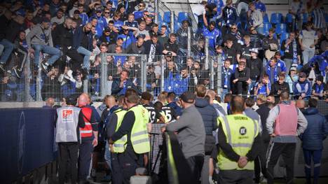 Unter dem neuen Trainer Karel Geraerts sollte beim FC Schalke 04 alles besser werden. Doch beim KSC läuft für die Königsblauen alles schief - und die Fans bringen ihren Unmut deutlich zum Ausdruck.