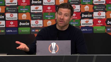 Nach dem 1:1-Unentschieden im Europa-League-Viertelfinalhinspiel scherzt Leverkusen-Trainer Xabi Alonso mit einem Journalisten. Besonders Saint Gilloises Victor Boniface bereitete der Werkself Probleme.