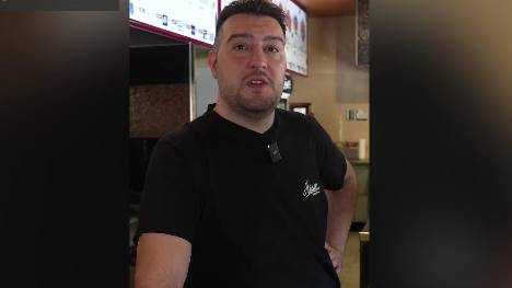 La Federación Alemana de Fútbol anuncia por videoconferencia su plantilla para la Eurocopa de 2024 en casa.  Para nominar a un central, el lugar es un kebab.