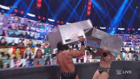 Bei WWE Monday Night RAW geht es zwischen den Ex-Champions Drew McIntyre und Sheamus hart zur Sache. Am Ende greifen beide zur Ringtreppe und schlagen sich gegenseitig k.o.