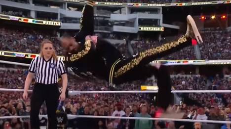 Verrückter Höhepunkt bei der WWE-Megashow WrestleMania 39 in Los Angeles: Rap-Megastar Snoop Dogg bestreitet ein spontanes Match - und siegt mit der Spezialaktion von Dwayne "The Rock" Johnson.