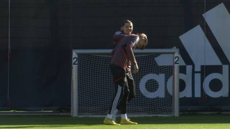 Vor dem Abflug des FC Bayern München nach Barcelona trainierten die Stars an der Säbener Straße. Vor dem Topspiel gegen Barcelona scheint die Laune ausgelassen.