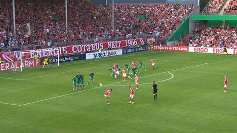 Der FC Energie Cottbus verliert in der ersten Runde des DFB-Pokals mit 1:3 gegen Werder Bremen. Neuzugang Keke Topp trifft dreifach, doch das schönste Tor schießt ein Cottbuser.