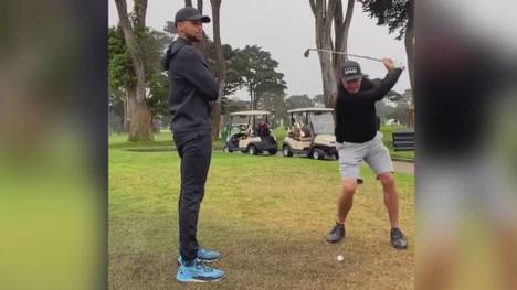 Nachdem Phil Mickelson wieder einen seiner verrückten Trickshots auf dem Golfplatz auspackte, blieb sogar bei NBA-Star Stephen Curry kurz das Herz stehen. 