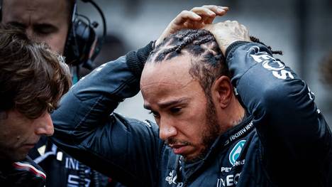 Mercedes-Pilot Lewis Hamilton hat beim Qualifying zum Großen Preis von China einen großen Rückschlag erlitten: Der Rekordweltmeister, der einige Stunden zuvor noch mit einem zweiten Platz im Sprintrennen glänzte, landete in der Qualifikation zum Grand Prix nur auf Rang 18.