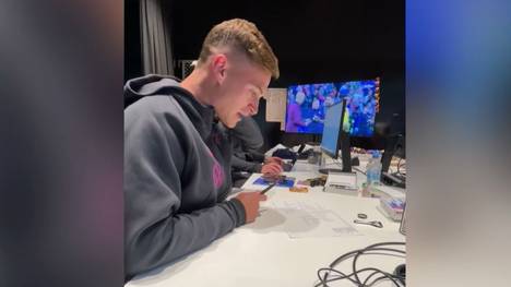 Das DFB-Team postet auf seinem Instagram-Account, wie Joshua Kimmich ein Kreuzworträtsel mit Robert Andrich löst. Letzterer nimmt den Bayern-Star aufs Korn.