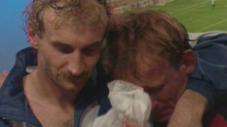 18. Mai 1996: Zwischen Kaiserslautern und Leverkusen kommt es am letzten Spieltag zum Abstiegsfinale. Vor allem in Erinnerung bleibt das anschließende Tränen-Duell der Weltmeister-Freunde Andreas Brehme und Rudi Völler.