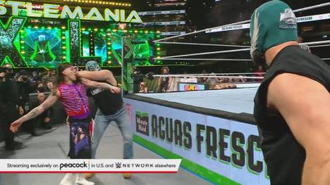 WWE-Ikone Rey Mysterio bekommt bei seinem WrestleMania-Match in Philadelphia unerwartete Hilfe zweier maskierter Gestalten. Sie entpuppen sich als wohlbekannte NFL-Helden ...