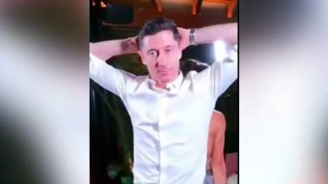 Barca-Stürmer Robert Lewandowski feiert mit seiner Frau ins neue Jahr und postet ein Video im Netz. Das kommt nicht bei allen Fans gut an. 