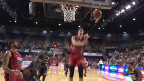 Im NBA-Draft wird LaMelo Ball als Dritter von den Charlotte Hornets gepickt. Der Point Guard bringt einige Fähigkeiten mit. Seine besten Szenen im Video...