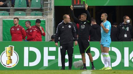 Der VfL Wolfsburg rettet sich in der 1. Runde des DFB-Pokals bei Preußen Münster erst in der Verlängerung. Dabei unterläuft Trainer Mark van Bommel aber ein dicker Fehler.