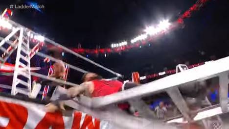Bei WWE Monday Night RAW messen sich vier ehemalige Champions in einem spektakulären Leitermatch. Kevin Owens legt die am wenigsten sanfte Landung hin.