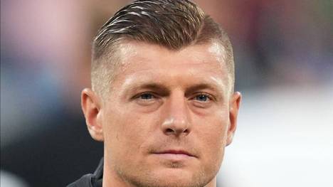 Toni Kroos äußert sich im Podcast „Einfach mal Luppen“ mit Bruder Felix zu seinem Interview-Abbruch. Dabei verteidigt er seine Vorgehensweise und geht mit ZDF-Reporter Nils Kaben hart ins Gericht.