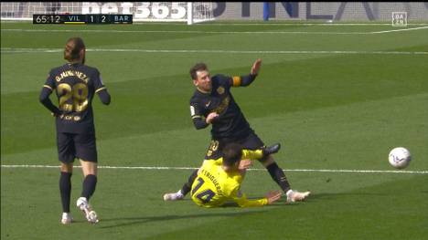 Manu Trigueros vom FC Villarreal säbelt Barca-Star Lionel Messi rüde um und fliegt vom Platz. Zum Glück hat sich der Argentinier da nicht schlimm verletzt.