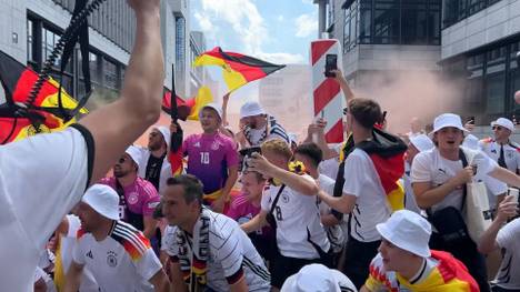 Vor dem zweiten Gruppenspiel gegen Ungarn feiern die Deutschland-Fans frenetisch in der Stuttgarter-Innenstadt und sorgen damit für beeindruckende Bilder. 