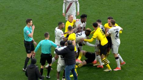 In der Schlussphase kommt es zwischen Borussia Dortmund und Bayer Leverkusen zu tumultartigen Szenen. Schiedsrichter Daniel Siebert hat alle Hände voll zu tun.