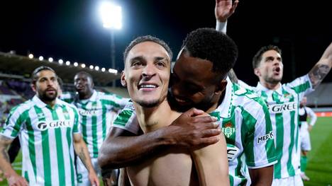 Betis-Star Antony spricht nach dem Finaleinzug gegen Florenz emotional über seinen schweren Weg zurück – sein Coach Manuel Pellegrini lobt vor allem die bedingungslose Unterstützung der Fans.