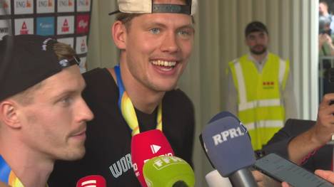 Nach ihrem WM-Triumph feiern Andreas Obst und Moritz Wagner ausgelassen mit den deutschen Fans in Frankfurt - und geben am Rande des Weltmeister-Empfangs ein denkwürdiges Interview.