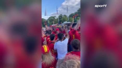 Vor dem EM-Finale in Berlin feiern die Spanier eine Mega-Party vor dem Olympiastadion. 