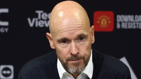 Nachdem Manchester United gegen Nottingham Forest früh in 0:2 Rückstand gerät, gelingt den Red Devils noch der knappe 3:2 Sieg. United-Coach Erik ten Hag ordnet das Spiel danach auf der Pressekonferenz ein. 