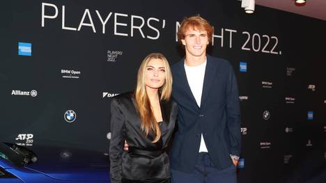 Bei der Players-Party der BMW Open 2022 ziehen Alexander Zverev und Sophia Thomalla alle Blicke auf sich. Der Tennis-Star freut sich über den Support seiner Freundin.