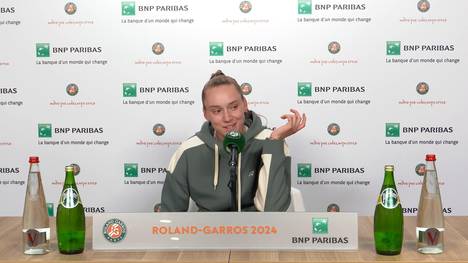Nach ihrem French-Open-Match hat die Tennisspielerin Jelena Rybakina keine Lust die "langweiligen" Fragen der Reporter zu beantworten. 