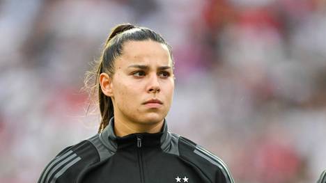 Janina Minge vom VfL Wolfsburg rückt in den 18er-Kader des DFB auf und ersetzt Lena Oberdorf. Die 22-Jährige hatte sich bei der Generalprobe schwer verletzt.