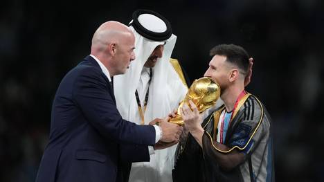 Der Emir Tamim bin Hamad Al Thani und FIFA-Präsident Gianni Infantino kleideten Lionel Messi in ein schwarzes Edelgewand, bevor der Kapitän den WM-Pokal überreicht bekam. Ein Verstoß gegen FIFA-Richtlinien.