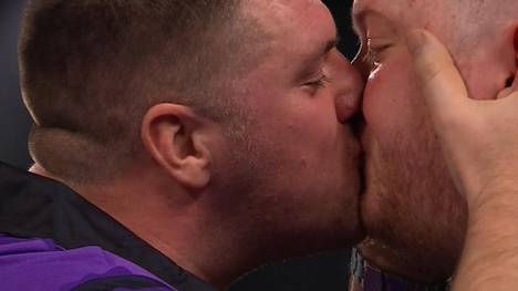 Nach seinem Sieg in der 3. Runde der Darts-WM drückte Daryl Gurney seinem Gegner Ricky Evans einen dicken Schmatzer auf. Nun erklärt er, wie es dazu kam - und enthüllt Überraschendes.