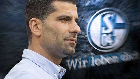 Schalkes neuer Trainer Dimitrios Grammozis steht vor einer schwierigen Entscheidung: Soll er die Spieler, die Schalke beim Abstieg wohl verlassen werden, aus der Mannschaft nehmen?