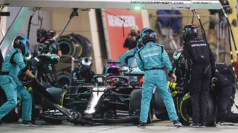 Beim sensationellen Sieg von Racing-Pont-Pilot Sergio Pérez blamierte sich Mercedes beim Großen Preis von Sakhir bis auf die Knochen und warf einen sicheren Doppelsieg weg. 