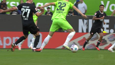Eintracht Frankfurt kassiert gegen Wolfsburg die erste Pflichtspielniederlage unter Trainer Dino Toppmöller. Aufregung gibt es um Mario Götze, der nach einer guten Stunde des Feldes verwiesen wird.