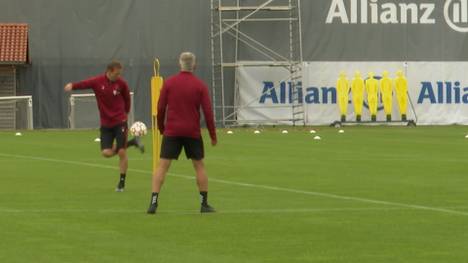 Julian Nagelsmann ist im Training vor der Champions-League-Partie gegen Kiew bester Laune. Im Einkontaktspiel mit seinen Co-Trainenr Xaver Zermbrod und Dino Topmöller zeigt der Bayern-Coach sein Ballgefühl.