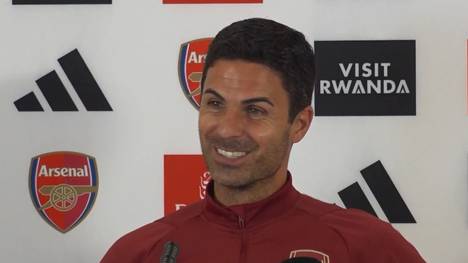 Für diese Saison gelten strengere Verhaltensregeln in der Premier League. Arsenal-Trainer Mikel Arteta scheint keine Probleme damit zu haben und witzelt über Kollegen, die ihn bewachen sollen.