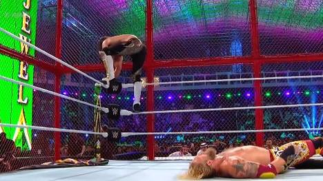 Halsbrecherische Einlage bei WWE Crown Jewel 2021: Legende Edge schubst Seth Rollins vom Seil meterweit in die Tiefe - und beschert ihm eine schmerzhafte Landung.